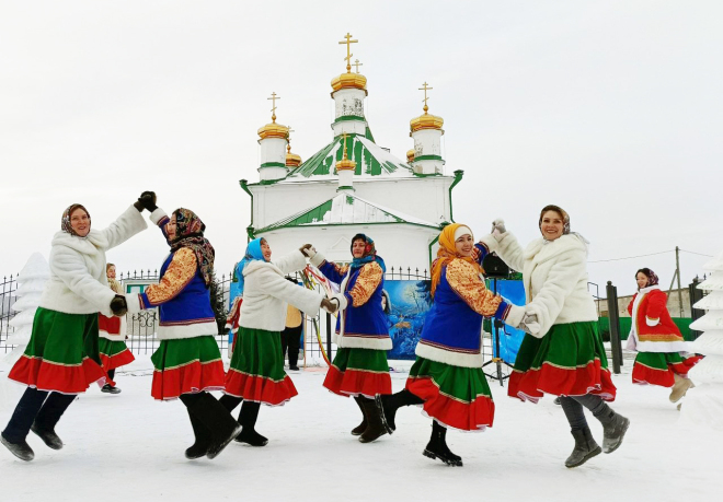 На Никольской ярмарке яркие наряды и традиционные переплясы под весёлую музыку в русском народном стиле создают настроение праздника